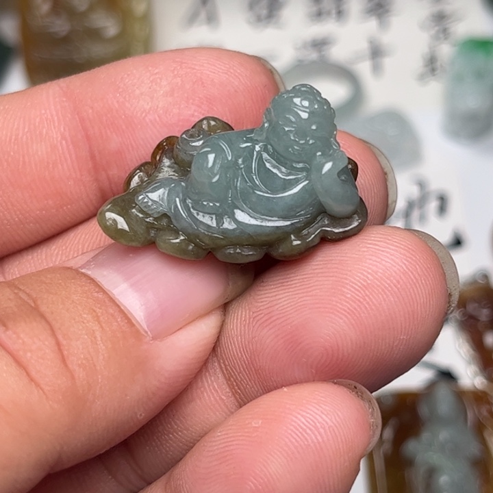 翡翠未镶嵌颈饰卧佛