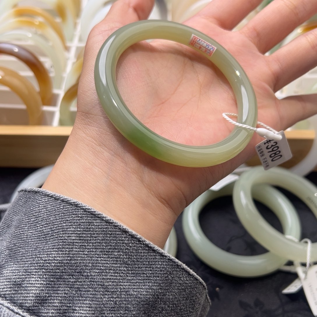 和田玉手镯未镶嵌