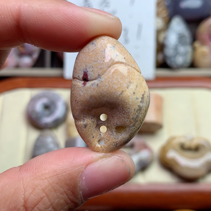 硅化珊瑚（珊瑚玉）颈饰足银镀金镶嵌