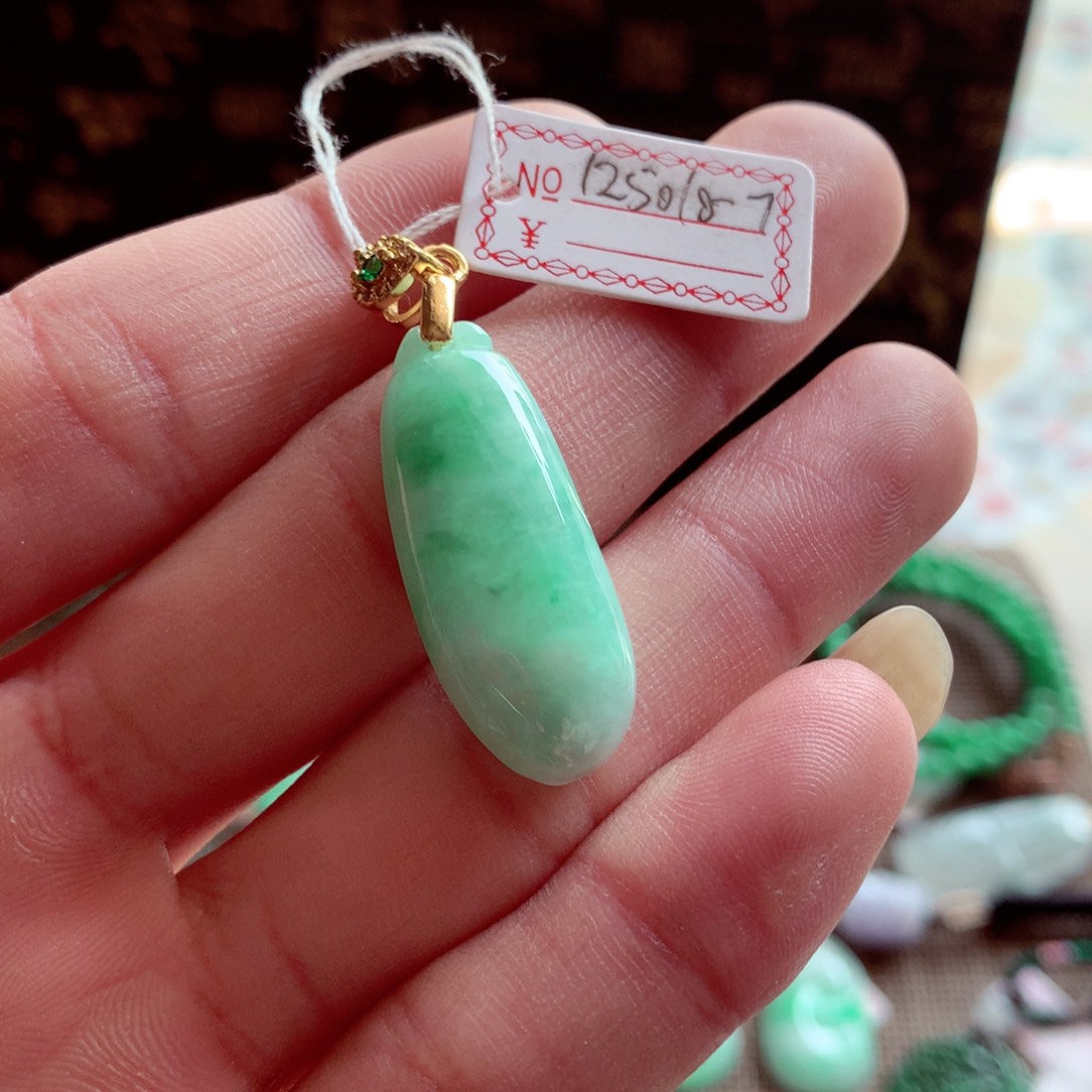 翡翠颈饰未镶嵌翡翠吊坠