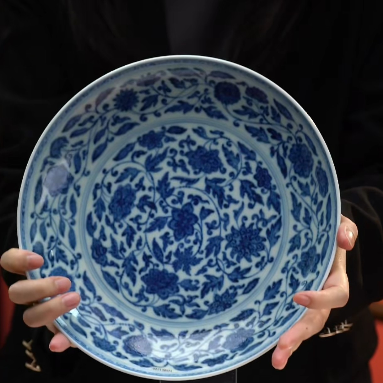 青花缠枝莲纹赏盘