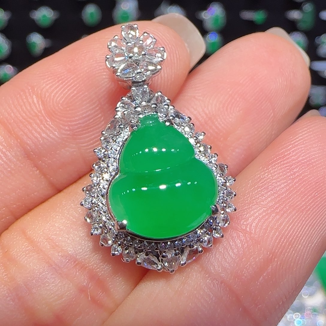 翡翠吊坠(不含链)18K金镶嵌团****?葫芦