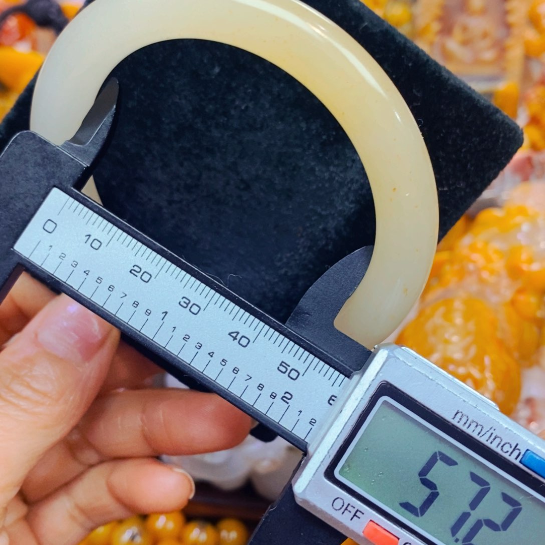 未镶嵌石英质玉（黄龙玉）颈饰