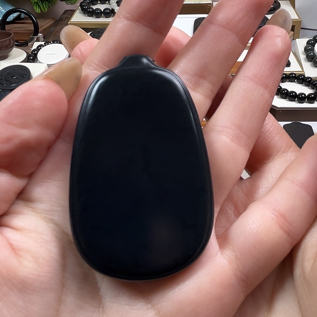 和田玉（墨玉）未镶嵌颈饰卡46高58克左右