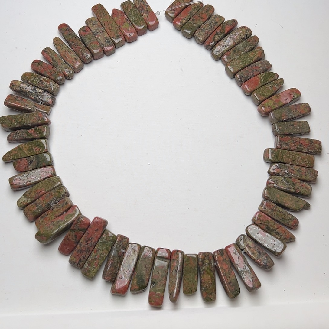 玛瑙/玉髓合金珠宝半成品V496。天然花绿色长条一条