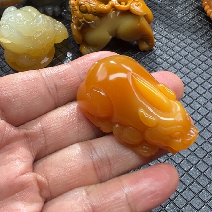 石英质玉（黄龙玉）颈饰未镶嵌