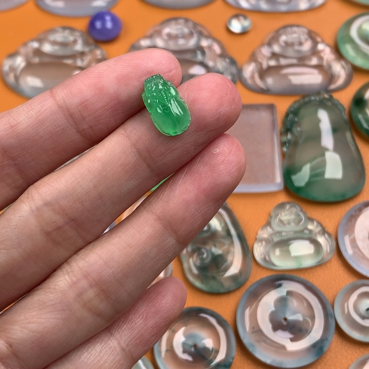 翡翠挂件未镶嵌….