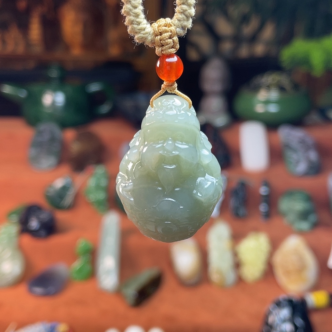 和田玉未镶嵌颈饰切莫奶蓝油润财神