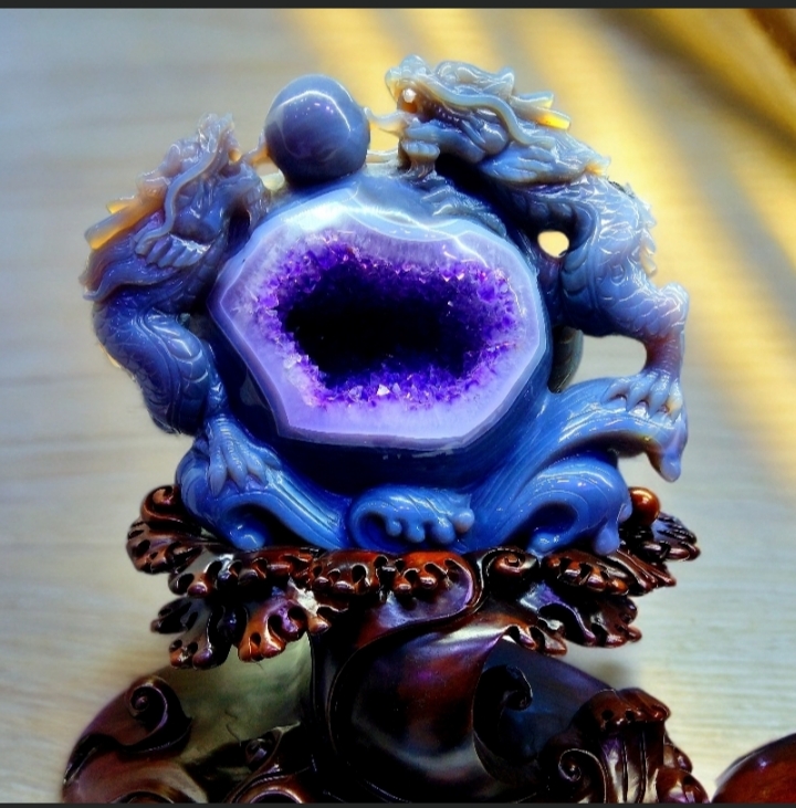 颜色靓丽造型奇特七彩矿石晶体用于家居玄关装饰