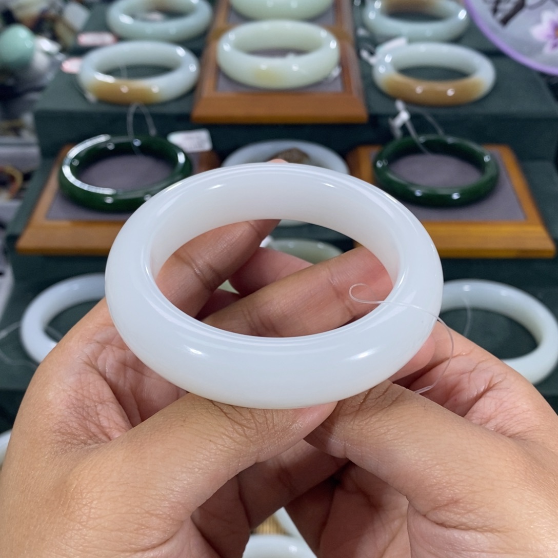 和田玉手镯未镶嵌