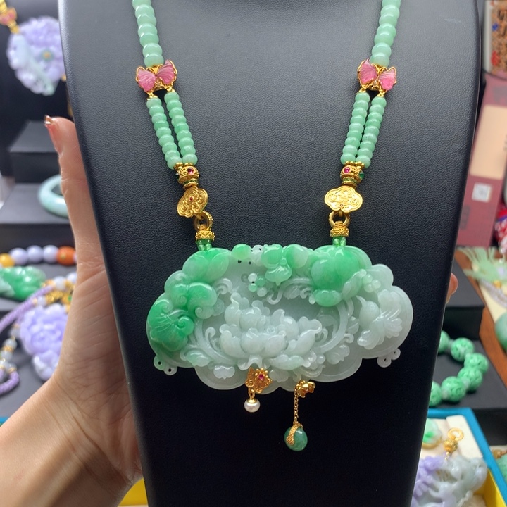 翡翠颈饰未镶嵌翡翠花牌