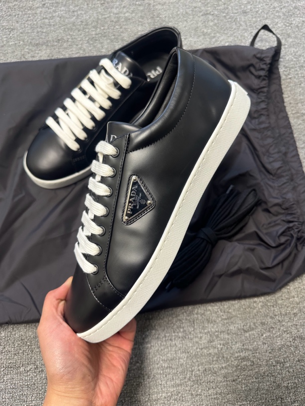全新未使用 Prada/普拉达 41码 三角标黑色牛皮男士板鞋