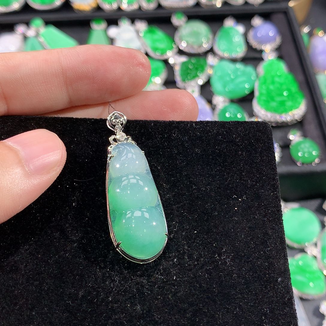 翡翠18K金镶嵌颈饰