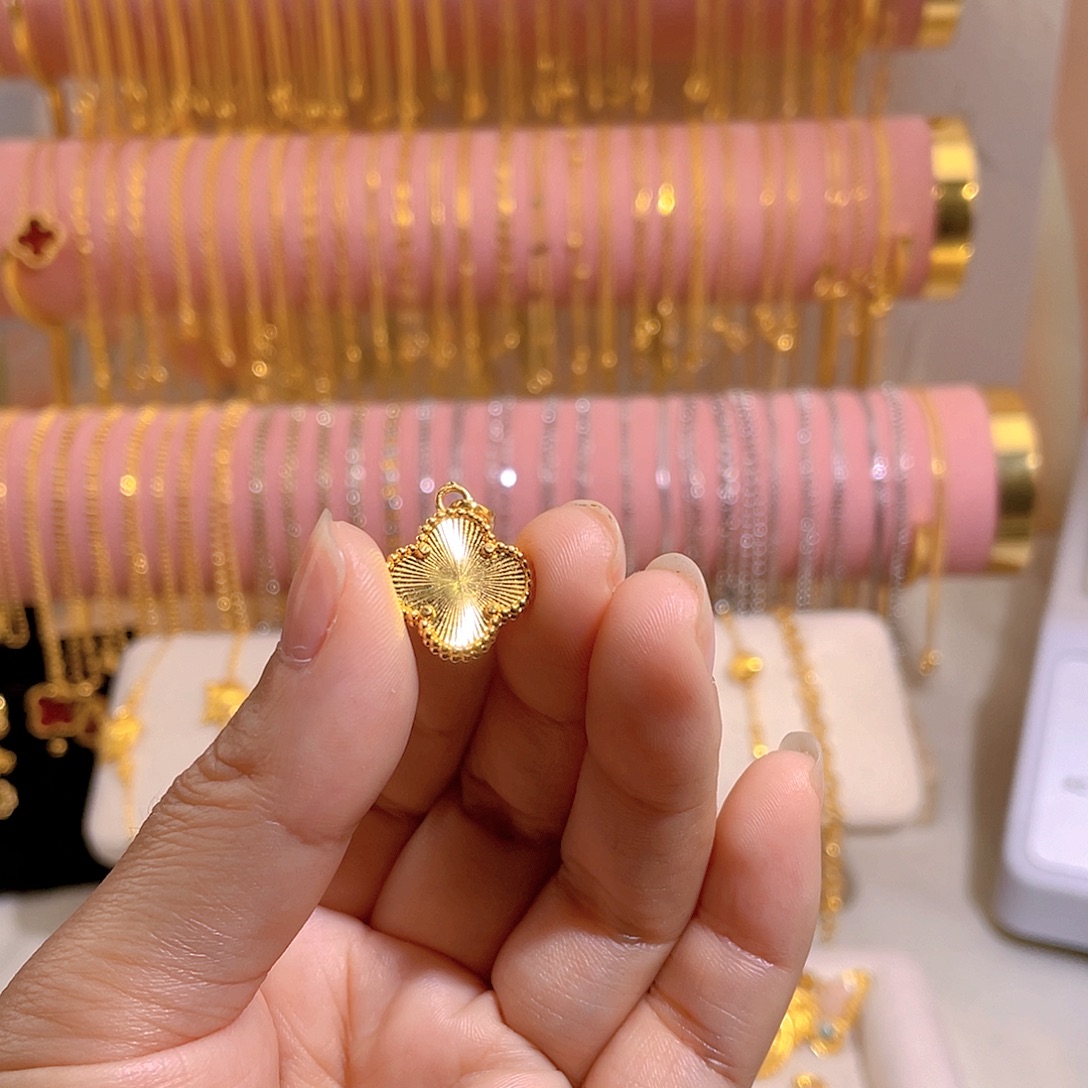 百***爱露——— 四叶草吊坠