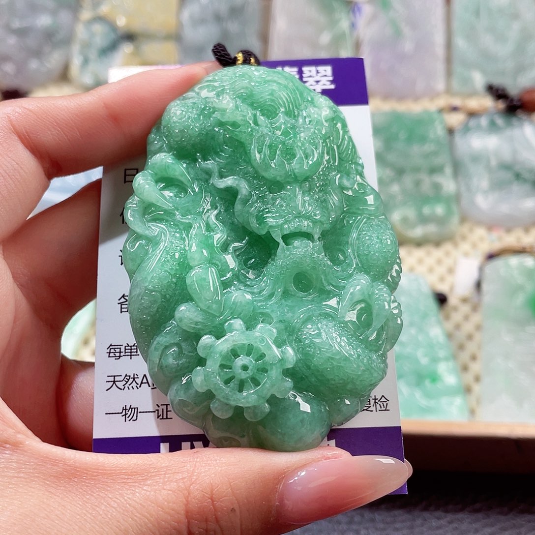 翡翠未镶嵌颈饰龙