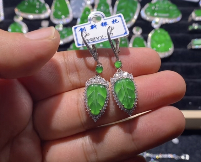 天然A货翡翠阳绿叶子耳包耳坠
