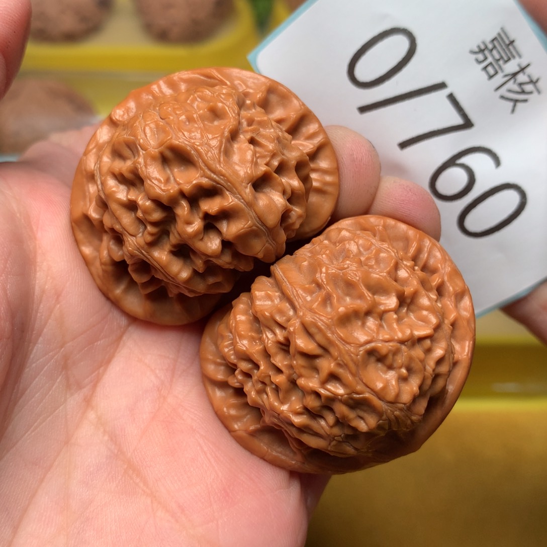 文玩核桃把件红皮肉球宫灯40