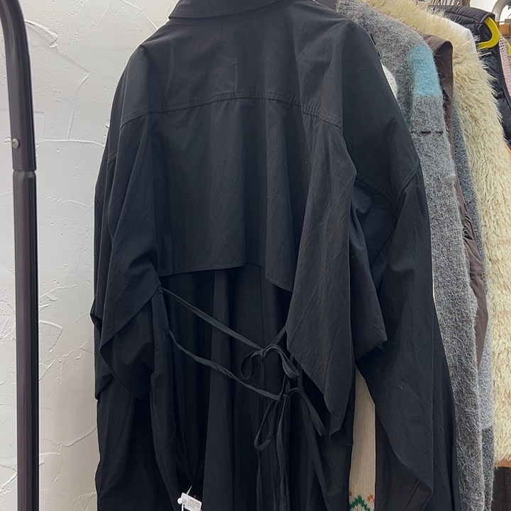 今天新款 黑色前长有短衬衫