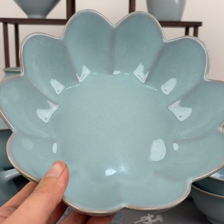 微瑕汝窑天青釉莲瓣盘