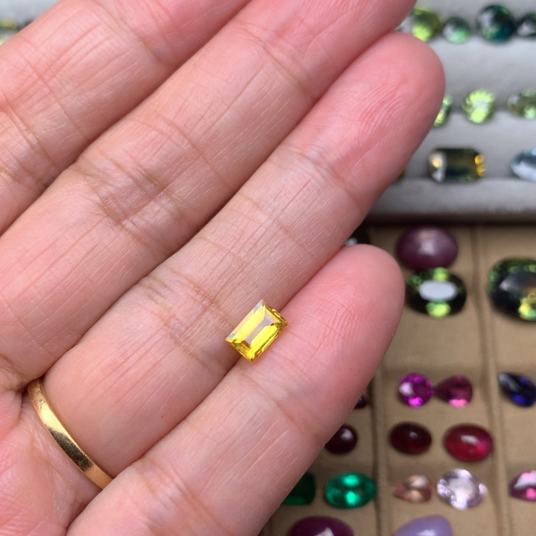 蓝宝石裸石未镶嵌