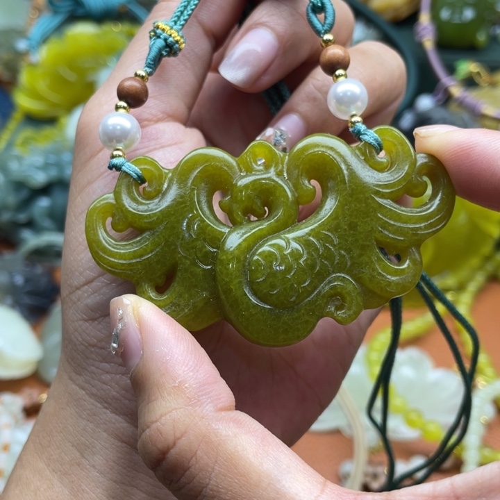 蛇纹石玉未镶嵌吊坠