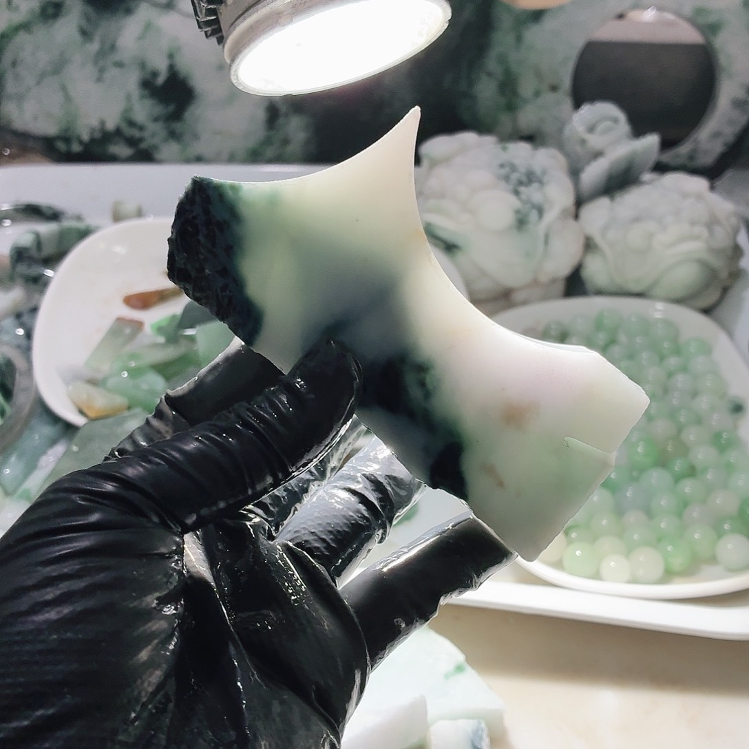 翡翠未镶嵌颈饰边角料