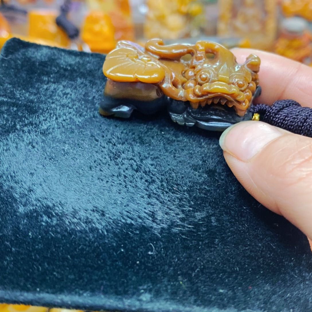 未镶嵌石英质玉（黄龙玉）颈饰