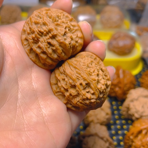 文玩核桃吊坠白狮子