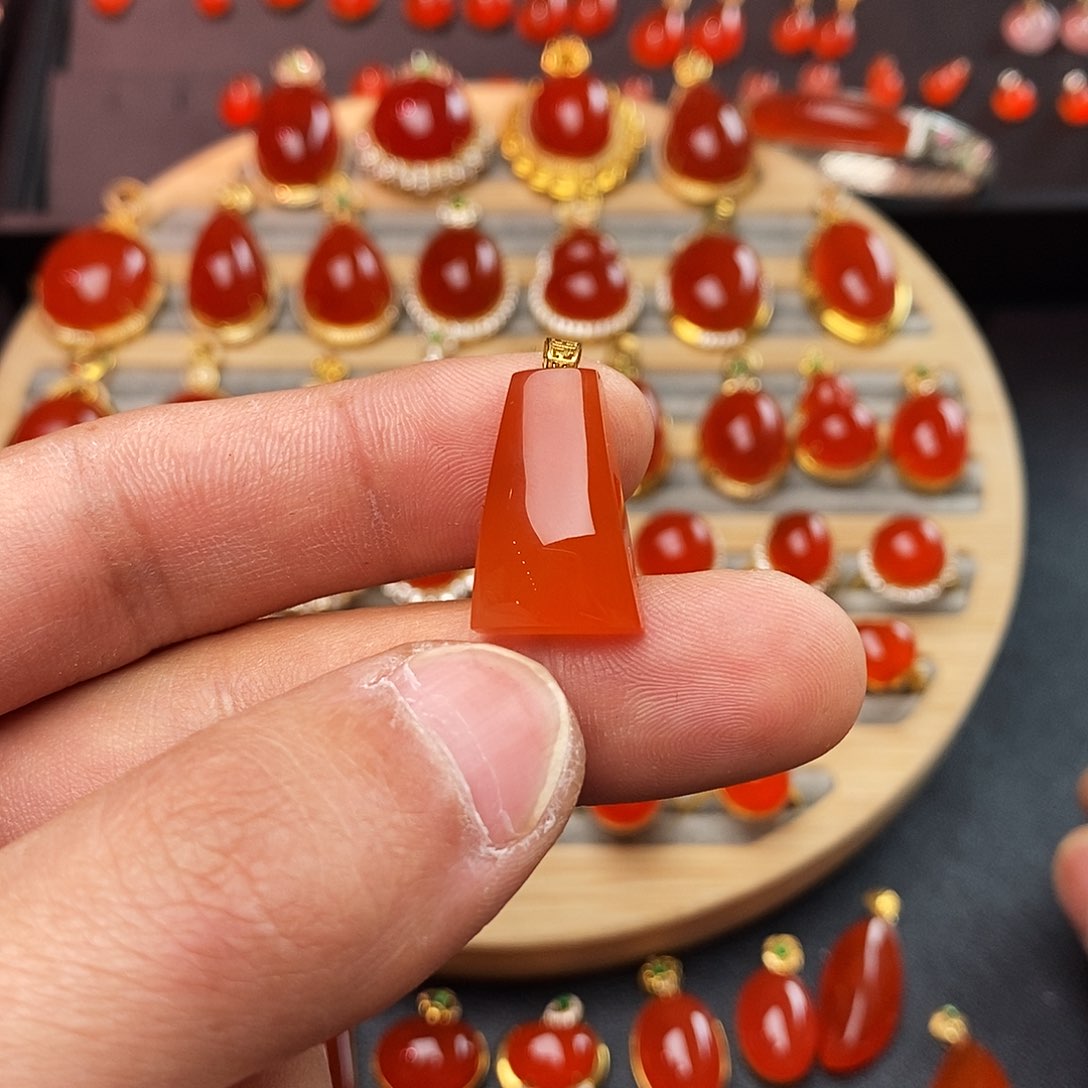 南红玛瑙颈饰18K金镶嵌