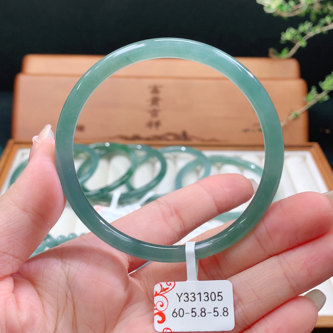 翡翠手镯未镶嵌天然