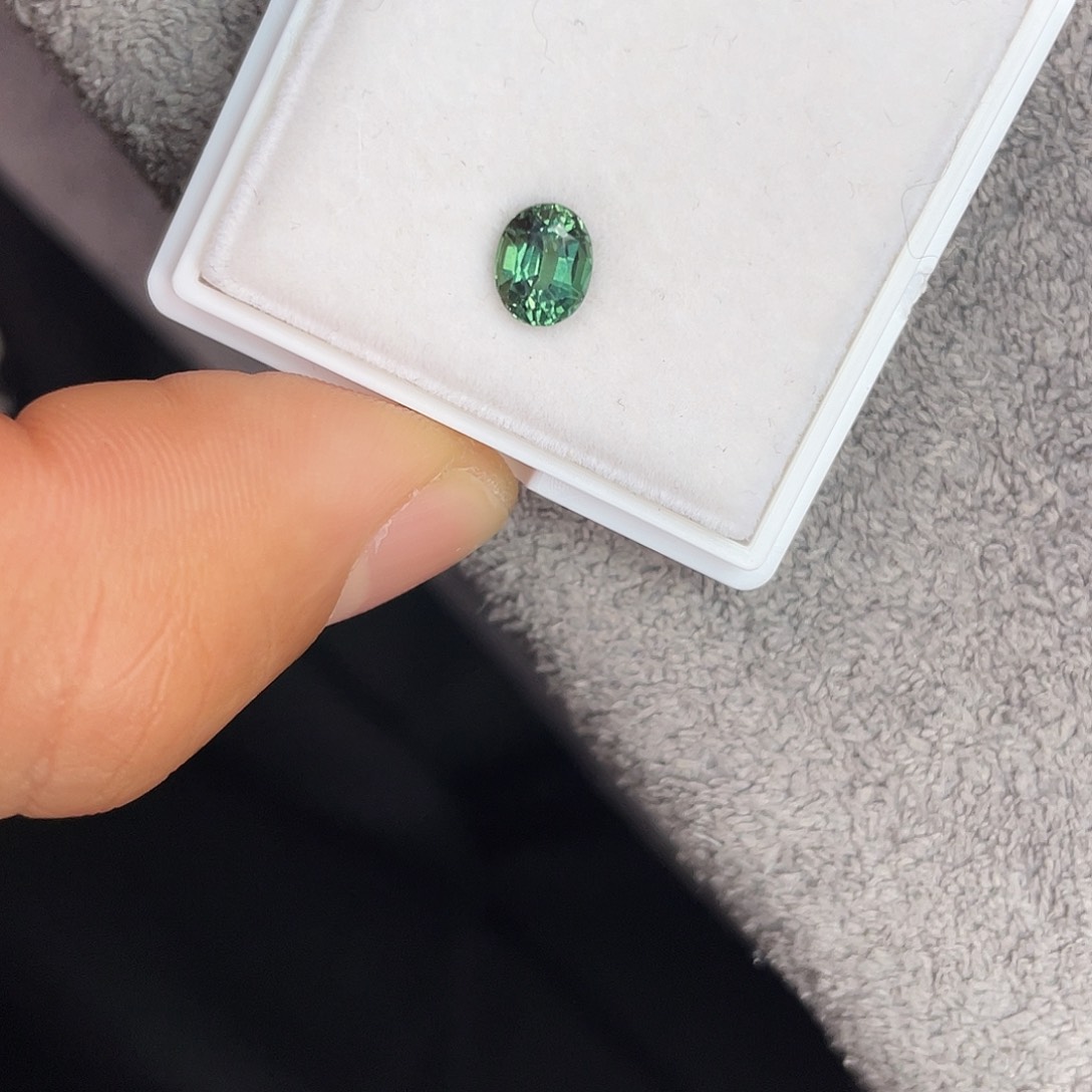 定制蓝宝石裸石未镶嵌1.21Ct。