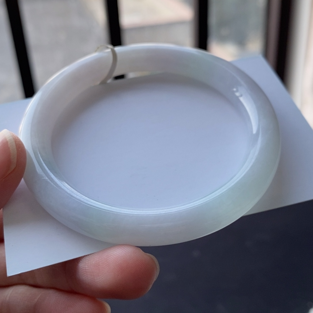 翡翠未镶嵌手镯55.7圆条牛奶底飘绿