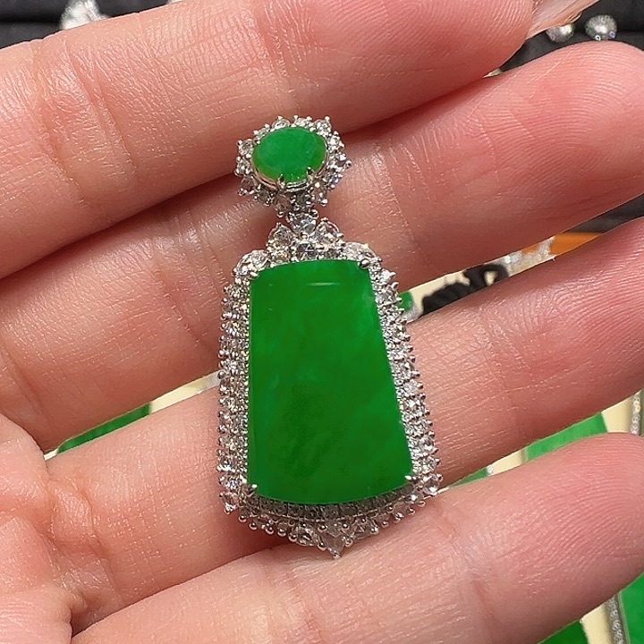 翡翠颈饰18K金镶嵌无事牌吊坠