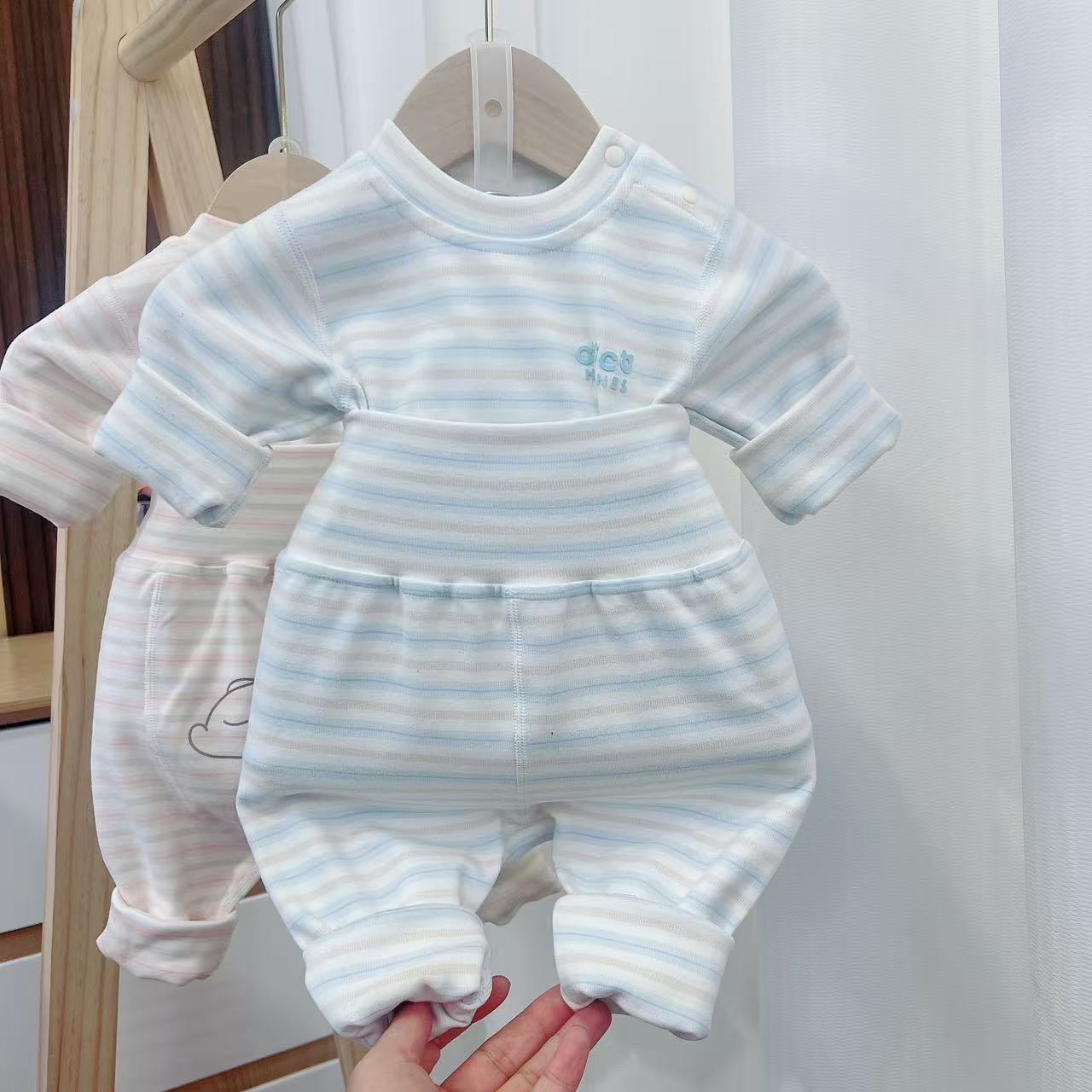 女宝保暖长袖简约清新秋衣裤婴儿连体休闲排湿吸汗