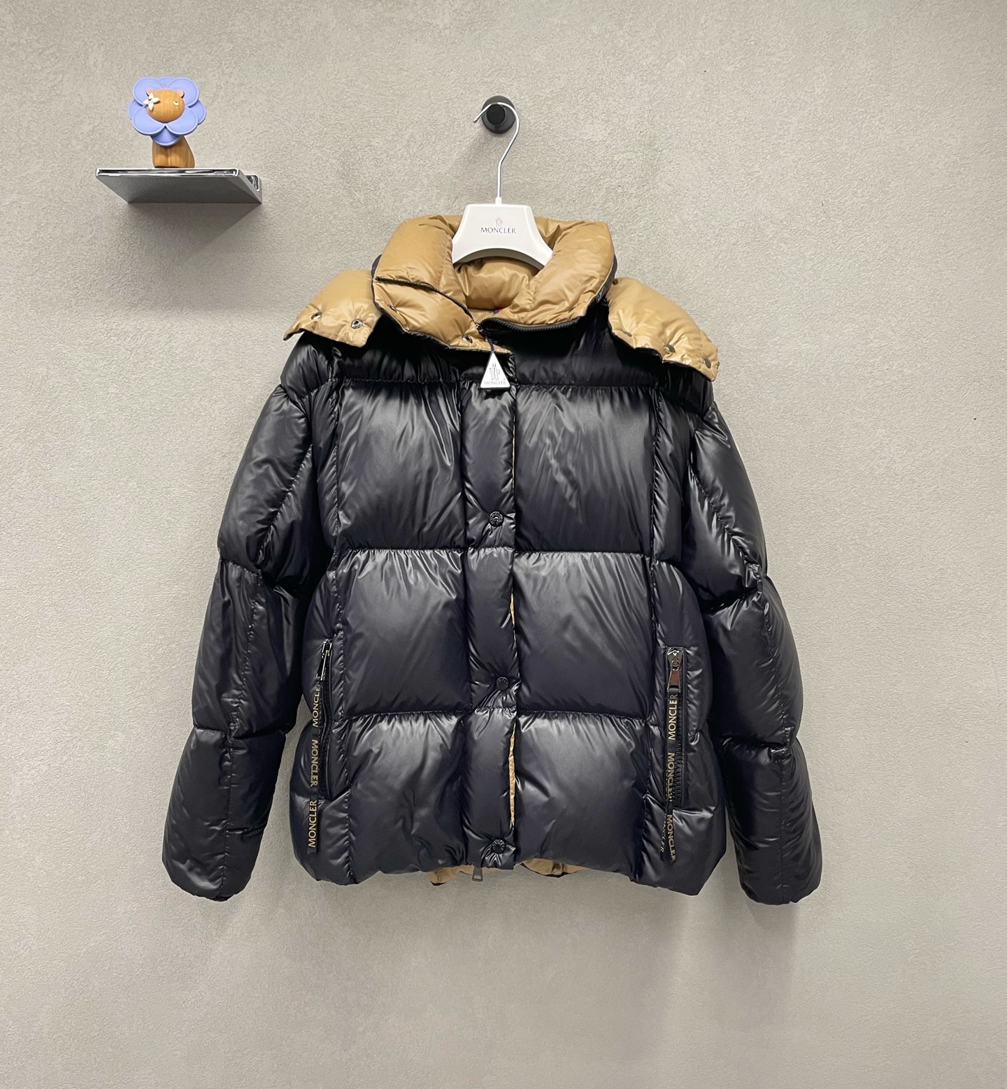 99新 MONCLER 蒙口 Parana系列 黑金漆面羽绒服/尺码1/VVH003354