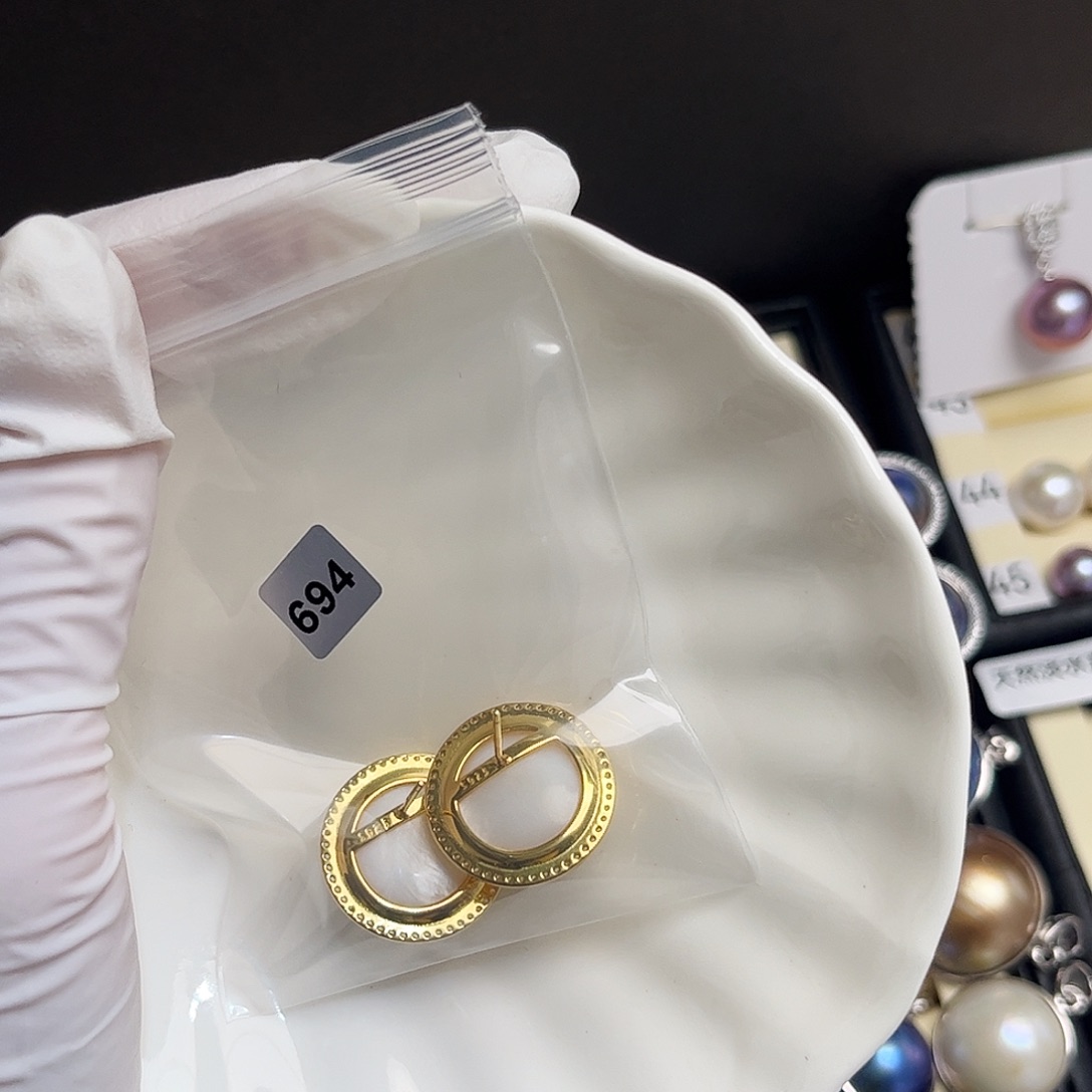 夏***晴银S925镶嵌耳饰拼合珍珠（马贝珠）