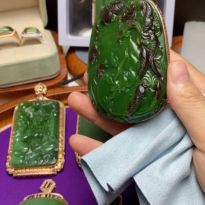 颈饰18K金镶嵌和田玉蓝***居