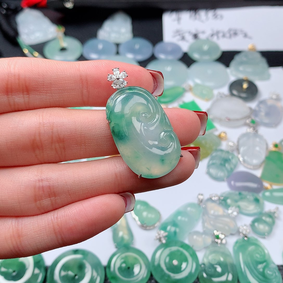 翡翠颈饰18K金镶嵌大*天然翡翠