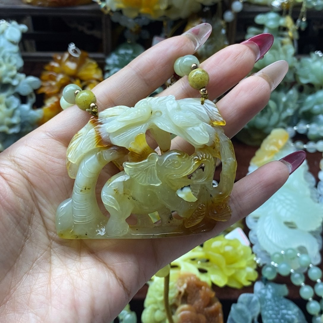 蛇纹石玉颈饰未镶嵌