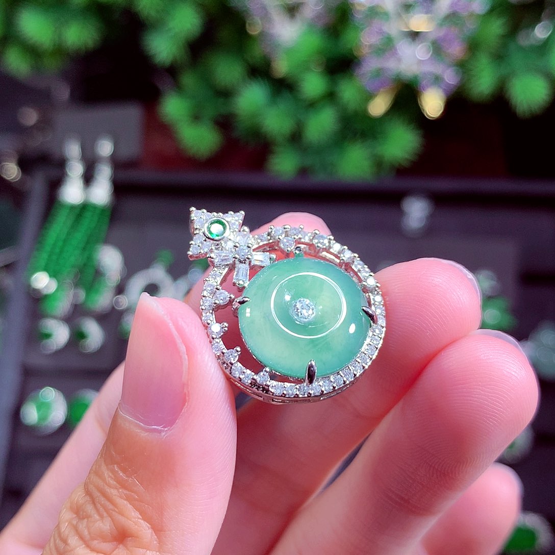 颈饰未镶嵌翡翠天然