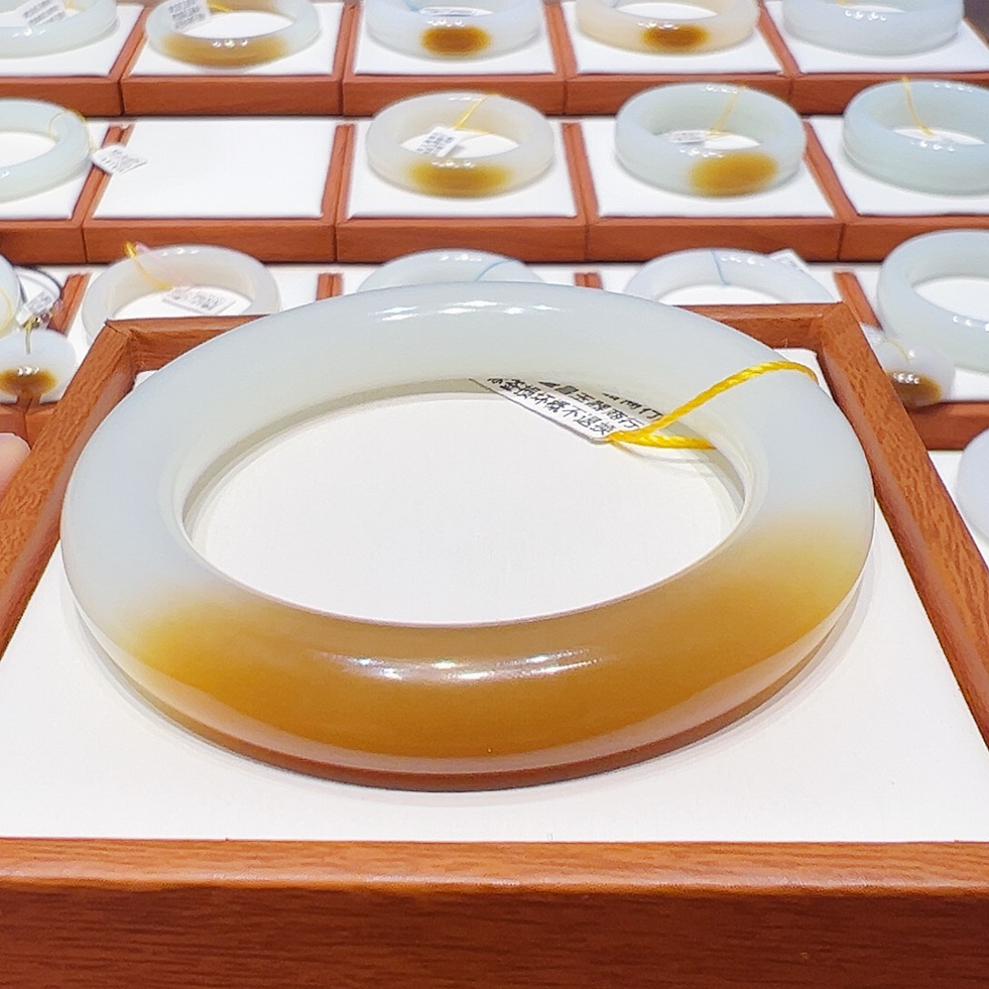 和田玉未镶嵌手镯胖圆一口红蜜糖