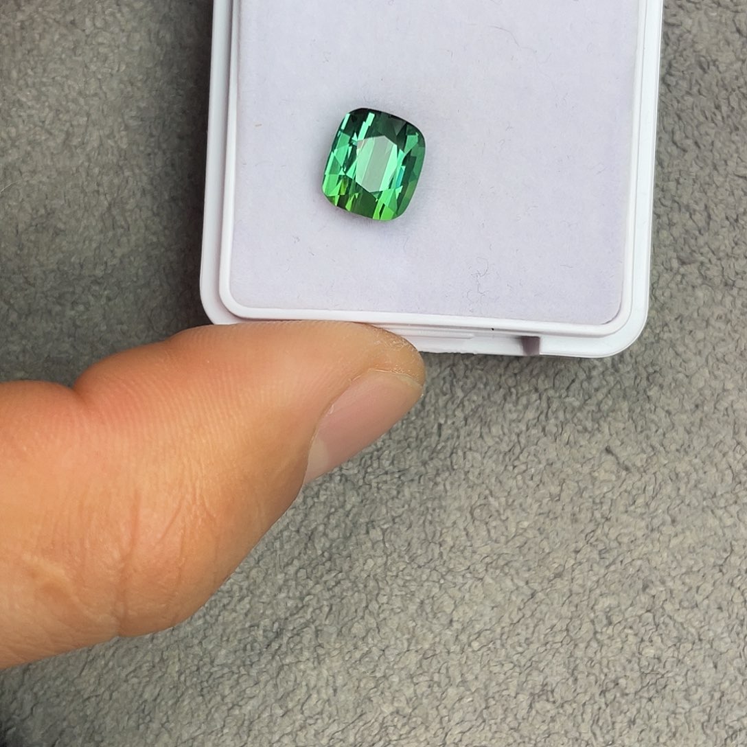 碧玺裸石未镶嵌3.57Ct。