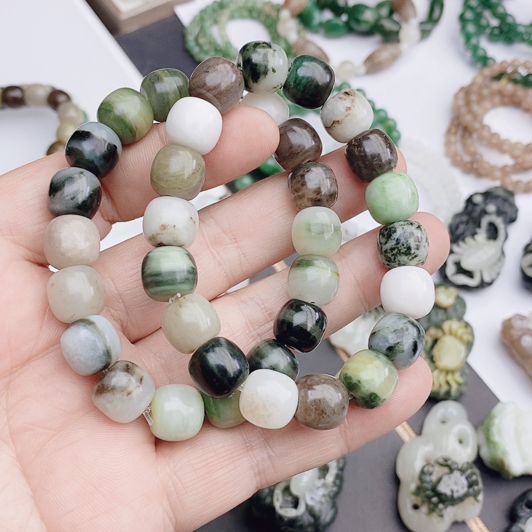 罗***生独山玉未镶嵌颈饰