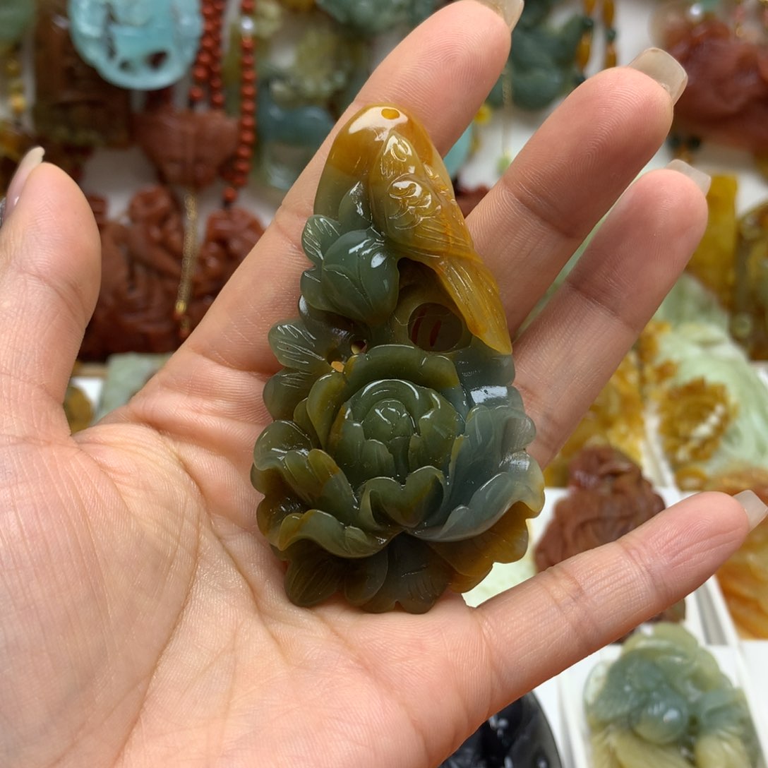 蛇纹石玉颈饰未镶嵌