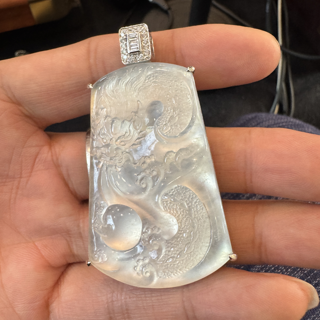 翡翠A货精冰种镶嵌龙牌