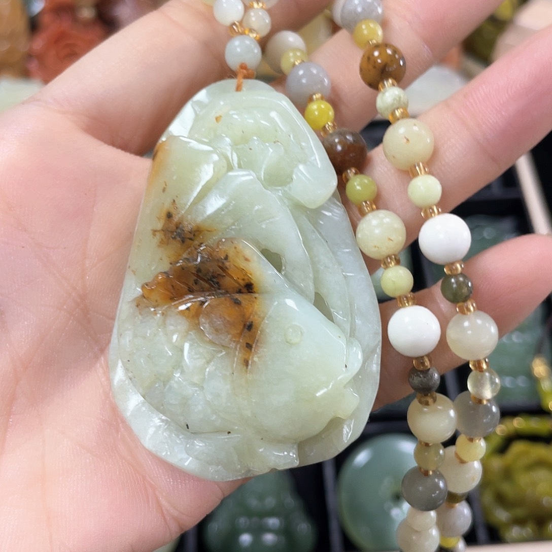 蛇纹石玉颈饰合金