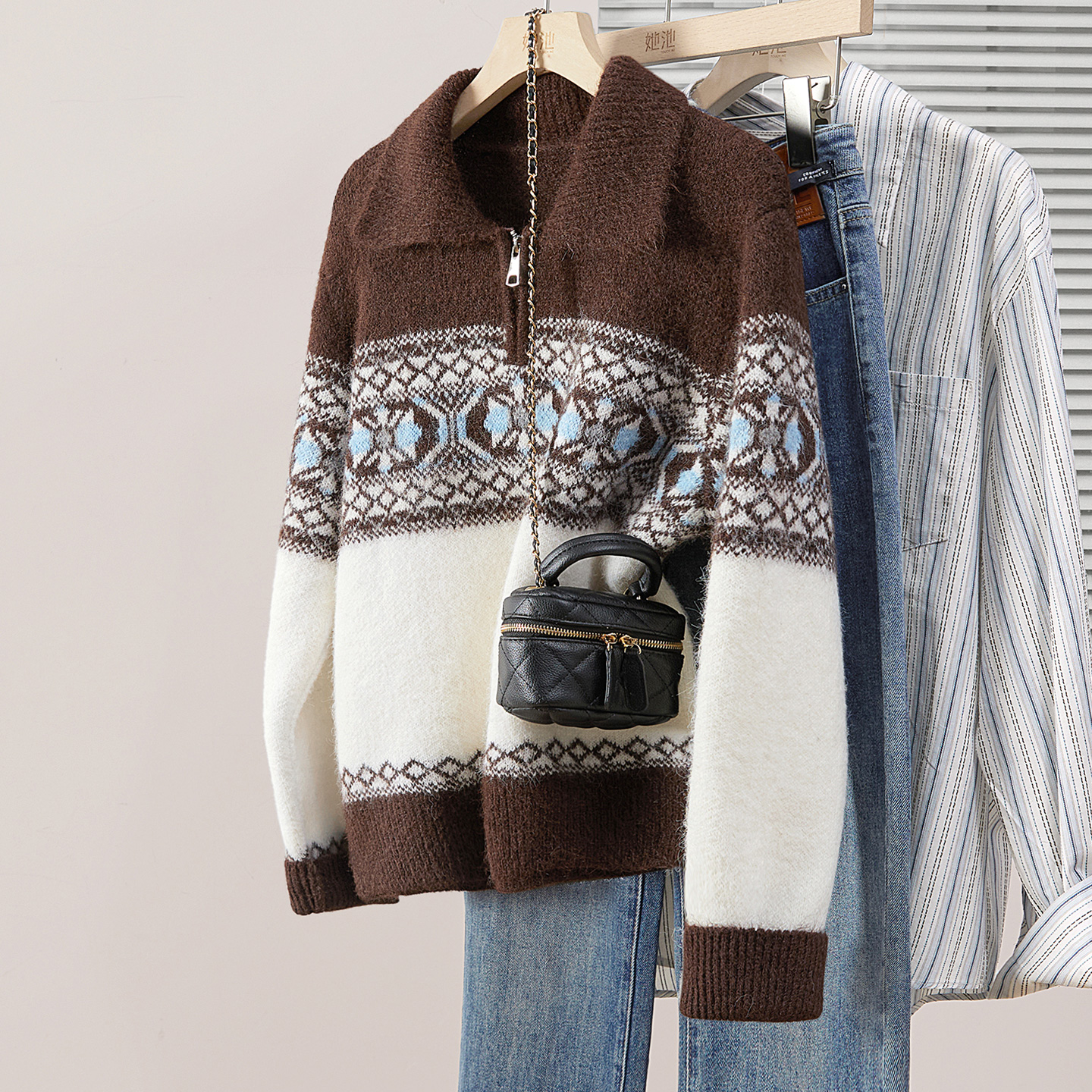 她池2025冬装新款女装时尚设计感撞色宽松长袖翻领毛衣T54X8246M