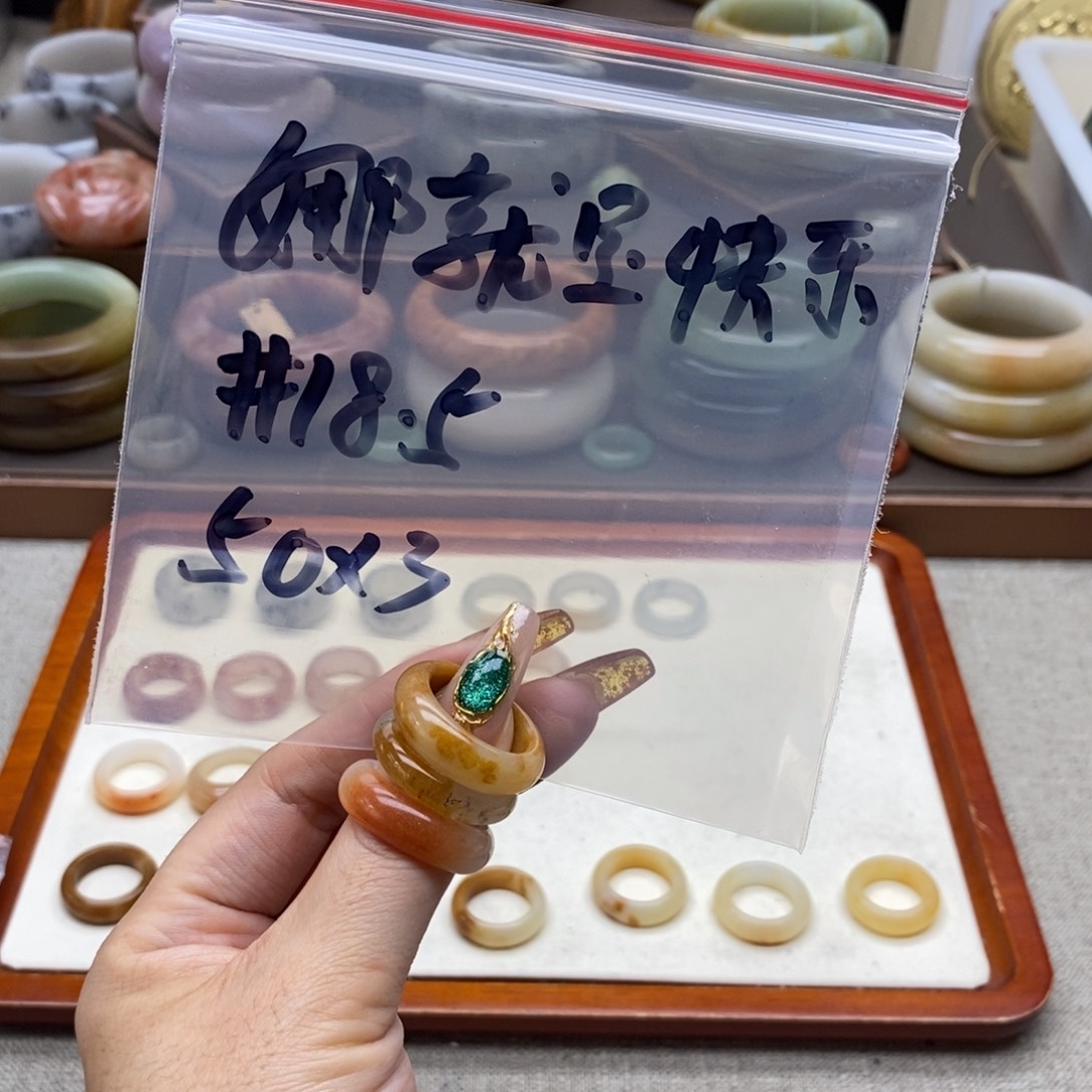 娜***乐石英岩玉合金手镯