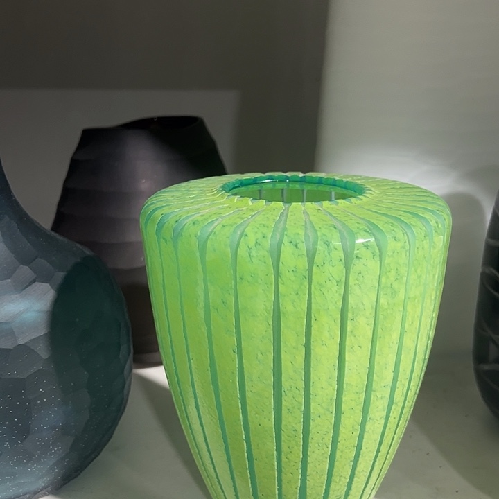 手工艺品琉璃绿色磨刻花瓶花器高19口5