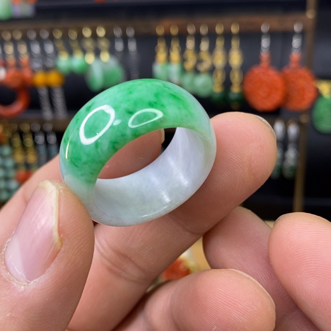 颈饰未镶嵌翡翠戒指